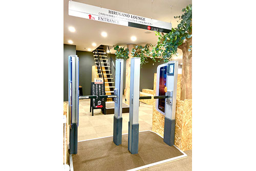 ラウンジ入場管理ゲート