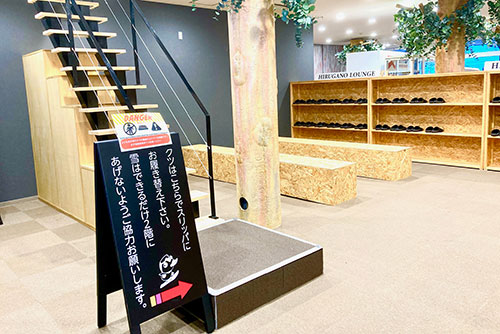 ラウンジ入場階段